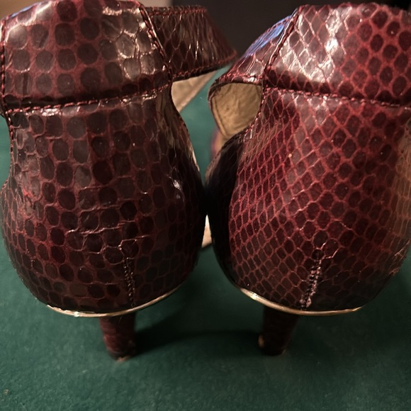 Anne Klein ankle strapped shoes. - Picture 4 of 8